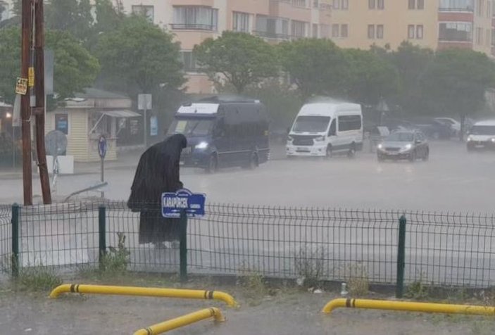 Ankara'da caddeleri sel bastı