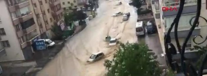 Ankara'da caddeleri sel bastı