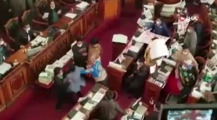 Bolivya Kongresi'nde milletvekillerinden yumruklu kavga
