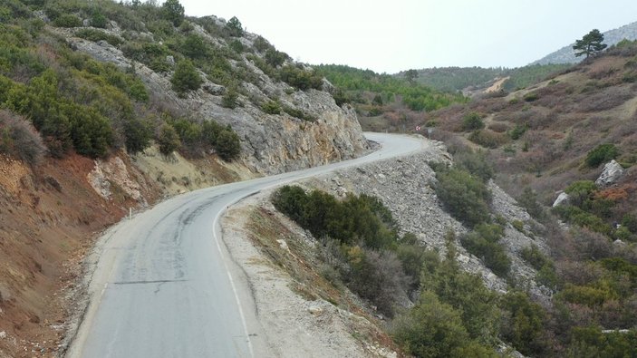 Denizli’de yol çalışmaları sırasında dev kaya dinamitle patlatıldı