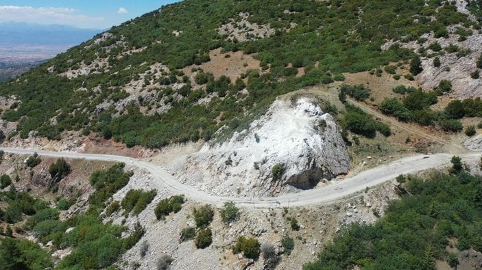 Denizli’de yol çalışmaları sırasında dev kaya dinamitle patlatıldı