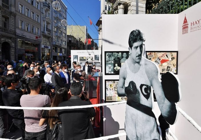 Mehmet Muharrem Kasapoğlu, başkonsoloslarla 'Altın kalpli eldiven' sergisini gezdi