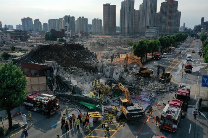 Güney Kore’de 5 katlı bina, yolcu otobüsünün üzerine yıkıldı