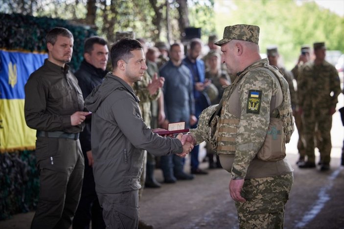 Vladimir Zelenskiy'den Donbas cephesine ziyaret