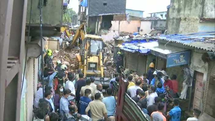 Hindistan'da bina çöktü: 11 ölü