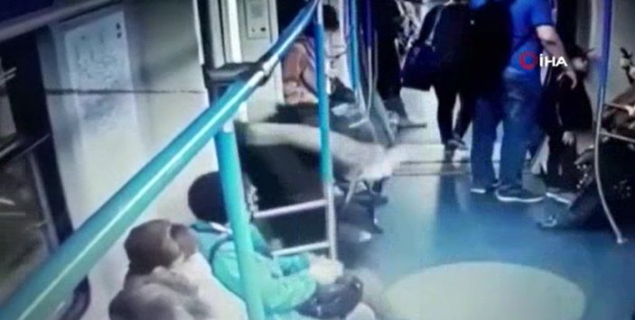 Rusya’da metroda yaşanan cep telefonu hırsızlığı kamerada