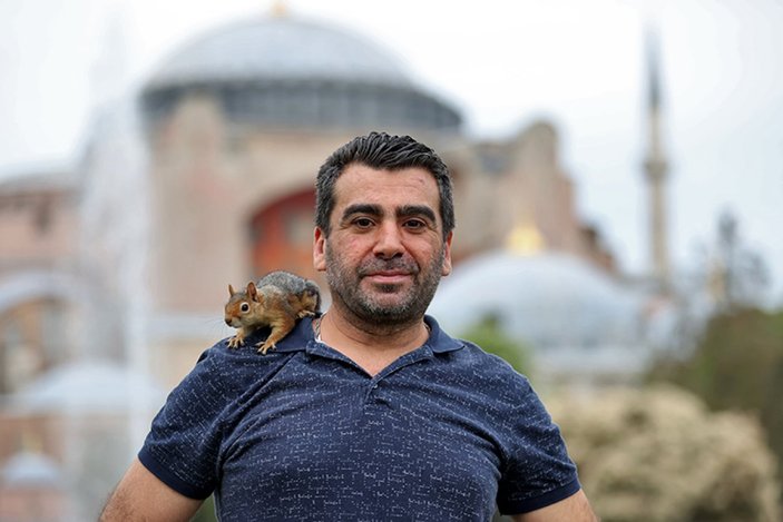 Almanya'dan Türkiye'ye geldi: Baba yadigarı sincapla İstanbul'u geziyor