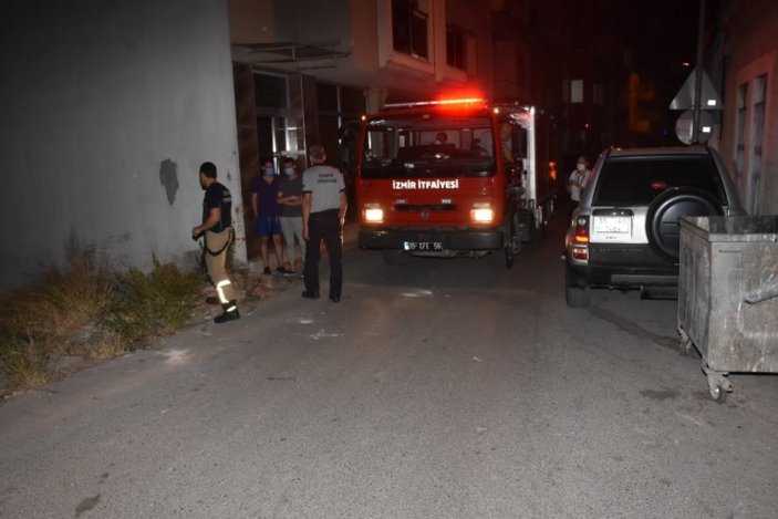 İzmir'de otomobilde sıkışan 2 kişiyi bırakıp kaçtı