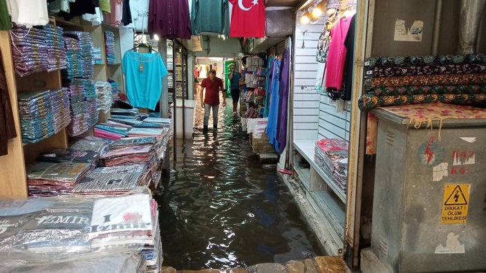 İzmir'de Tarihi Kemeraltı Çarşısı göle döndü