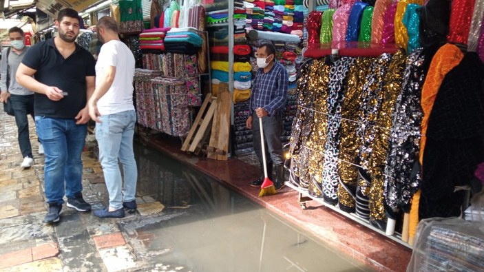 İzmir'de Tarihi Kemeraltı Çarşısı göle döndü