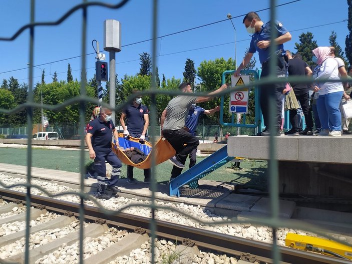 Bursa’da, raylara yatan şahıs metro hattını kitledi
