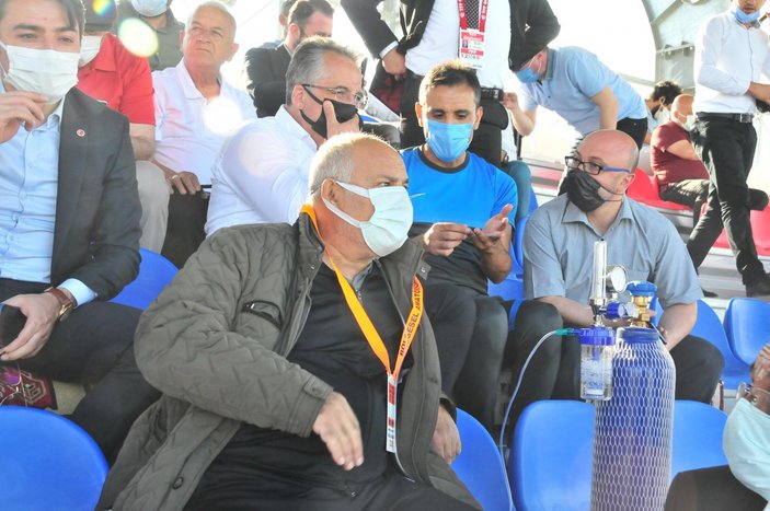 Suvermez Kapadokyaspor’un başkanı oksijen tüpüyle maç izledi