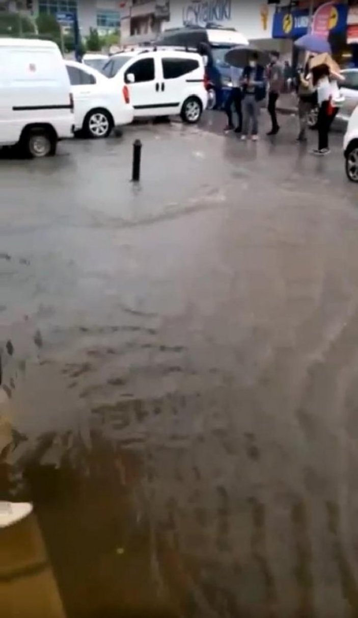 Ankara'da sağanak yağış nedeniyle ev ve iş yerlerini su bastı