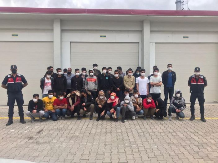 i Antalya’da ormanlık alanda 73 sığınmacı yakalandı