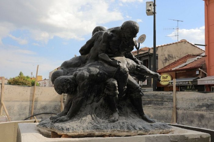 Edirne'de heykel, görünmüyor diye caddenin ortasına taşındı