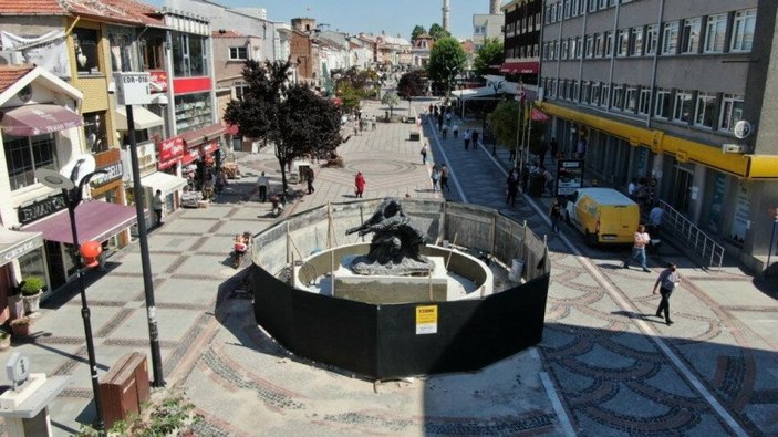 Edirne'de heykel, görünmüyor diye caddenin ortasına taşındı