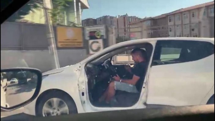 Ataşehir’de otomobilin kapısı olmadan trafiğe çıktı