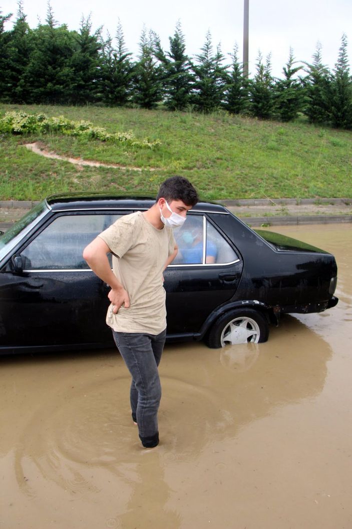 d Bolu’da sağanak yağış: Yollar su altında kaldı