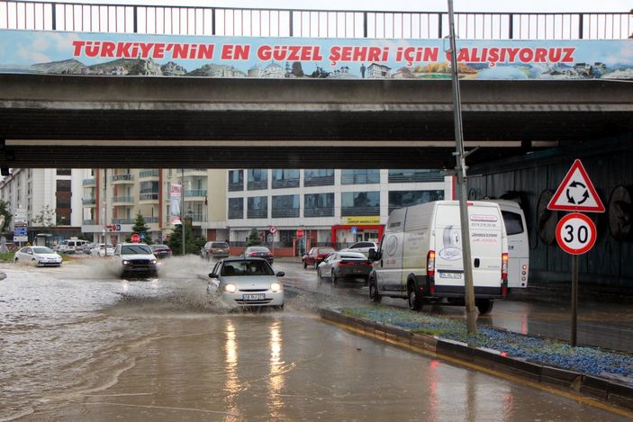 d Bolu’da sağanak yağış: Yollar su altında kaldı