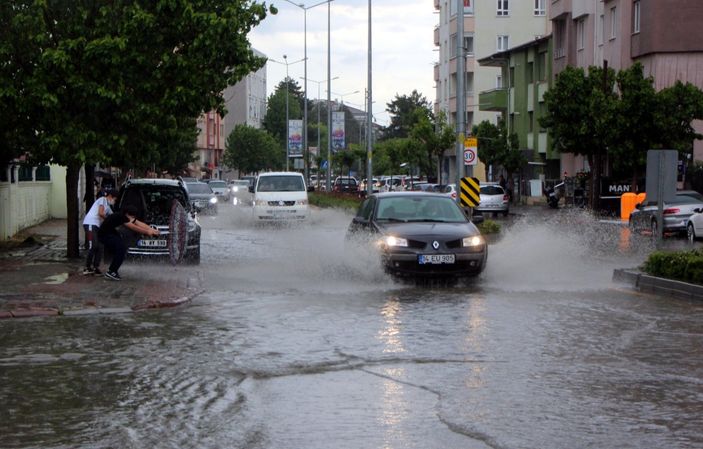d Bolu’da sağanak yağış: Yollar su altında kaldı
