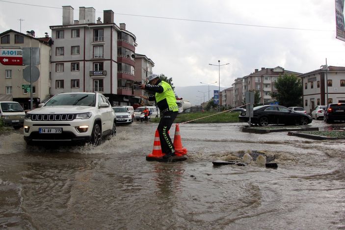 d Bolu’da sağanak yağış: Yollar su altında kaldı