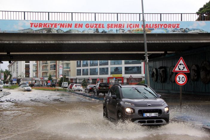 d Bolu’da sağanak yağış: Yollar su altında kaldı
