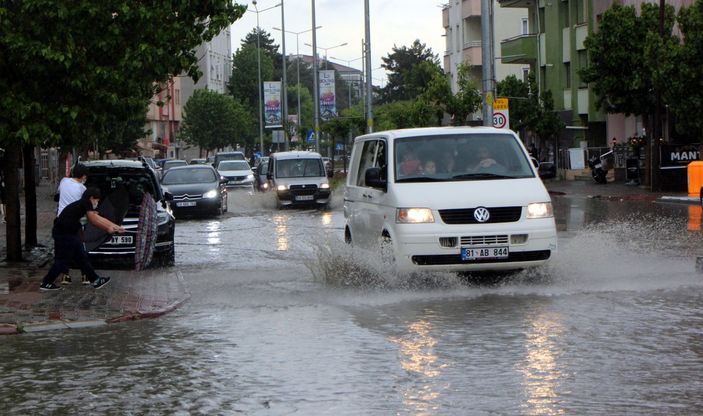 d Bolu’da sağanak yağış: Yollar su altında kaldı