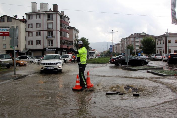 d Bolu’da sağanak yağış: Yollar su altında kaldı