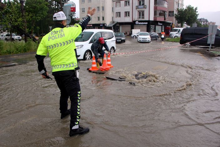 d Bolu’da sağanak yağış: Yollar su altında kaldı