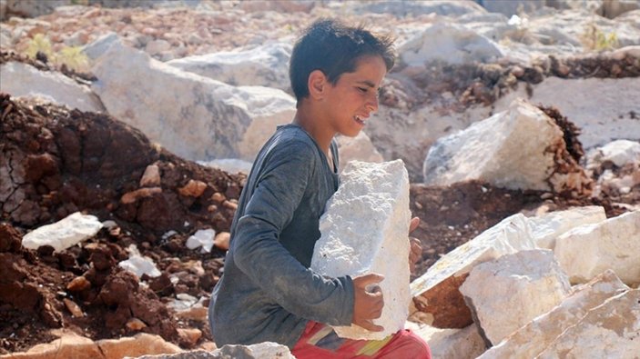 Suriyeli Hamahir, taş kırarak ailesini geçindirmeye çalışıyor