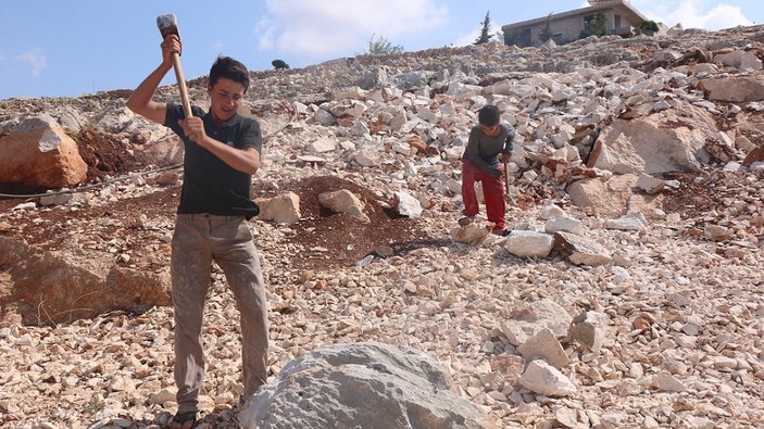 Suriyeli Hamahir, taş kırarak ailesini geçindirmeye çalışıyor