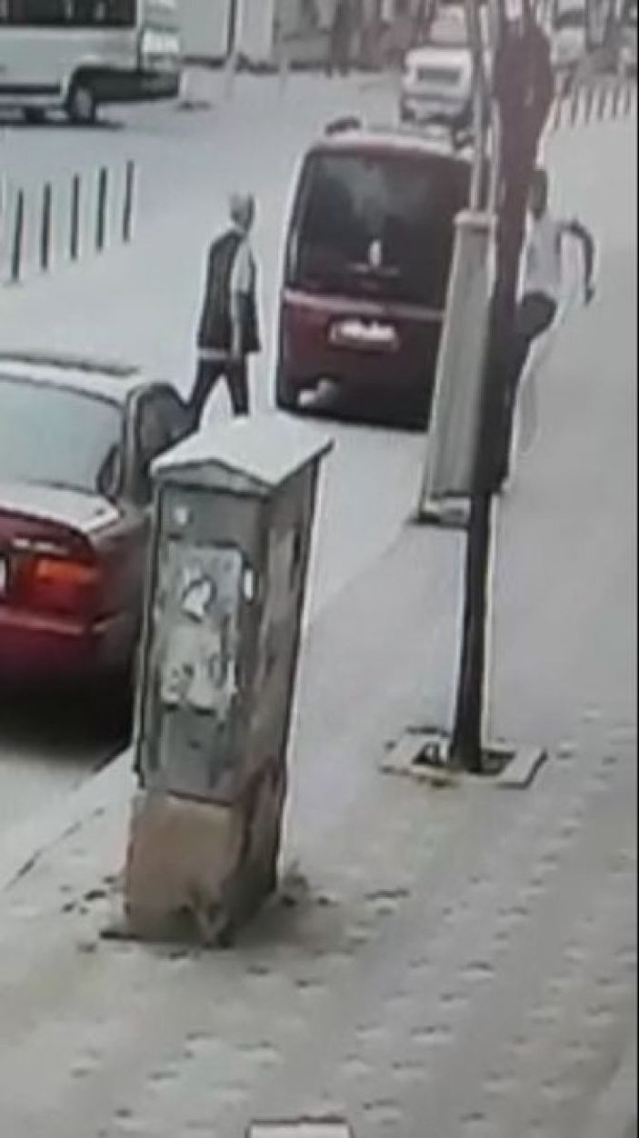 Kocaeli’de, telefon panosunu tekmeleyerek devirdi