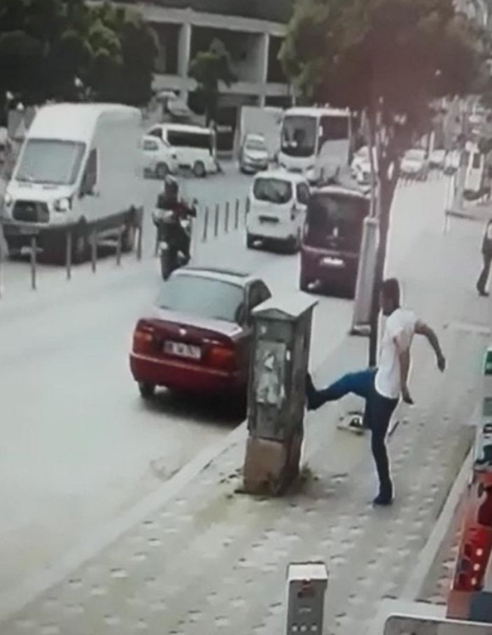 Kocaeli’de, telefon panosunu tekmeleyerek devirdi