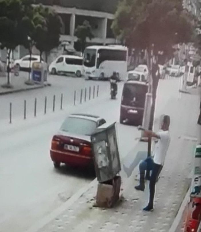 Kocaeli’de, telefon panosunu tekmeleyerek devirdi