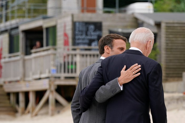 G7 Zirvesi'nde Joe Biden ve Emmanuel Macron yakınlığı