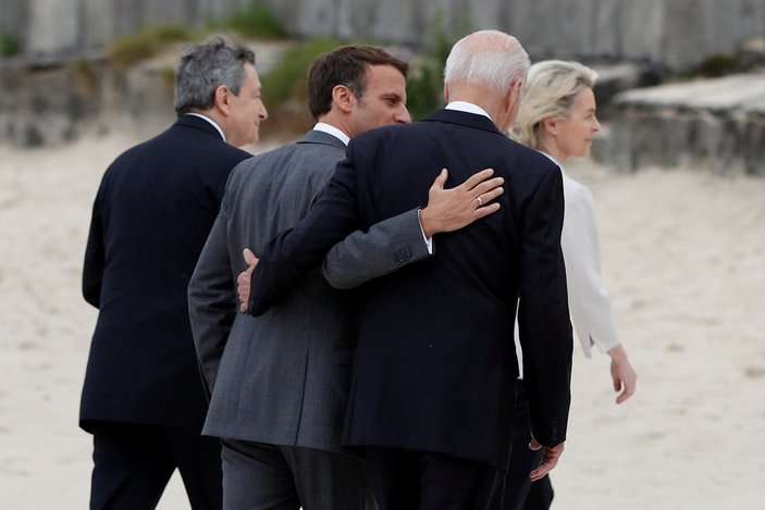 G7 Zirvesi'nde Joe Biden ve Emmanuel Macron yakınlığı
