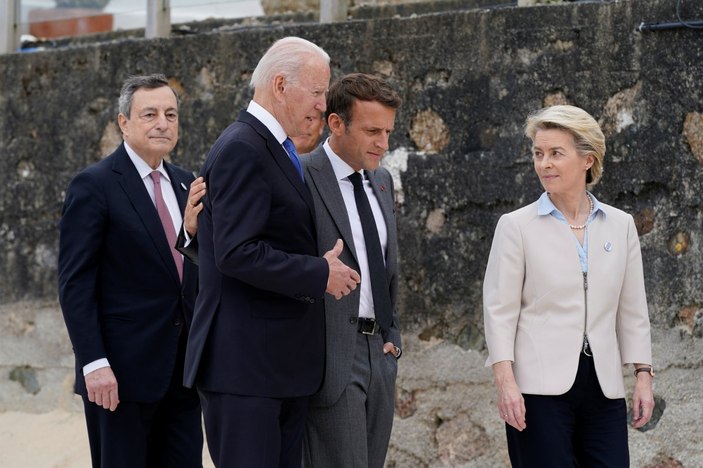 G7 Zirvesi'nde Joe Biden ve Emmanuel Macron yakınlığı