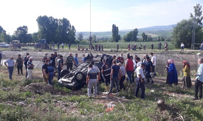 Amasya’da otomobil su kanalına düştü
