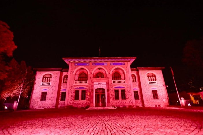Türkiye’nin sembol yapıları, Kızılay için kırmızıyla aydınlatıldı