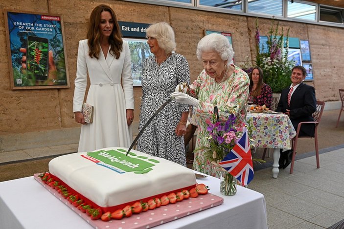 Kraliçe Elizabeth, pasta kesmek için tören kılıcı kullandı