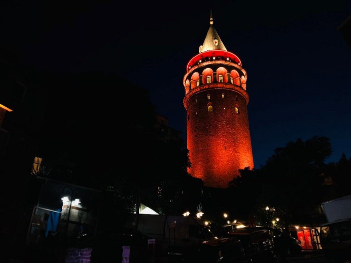 Türkiye’nin sembol yapıları, Kızılay için kırmızıyla aydınlatıldı