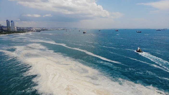 Kartal Sahili'ndeki müsilaj havadan görüntülendi