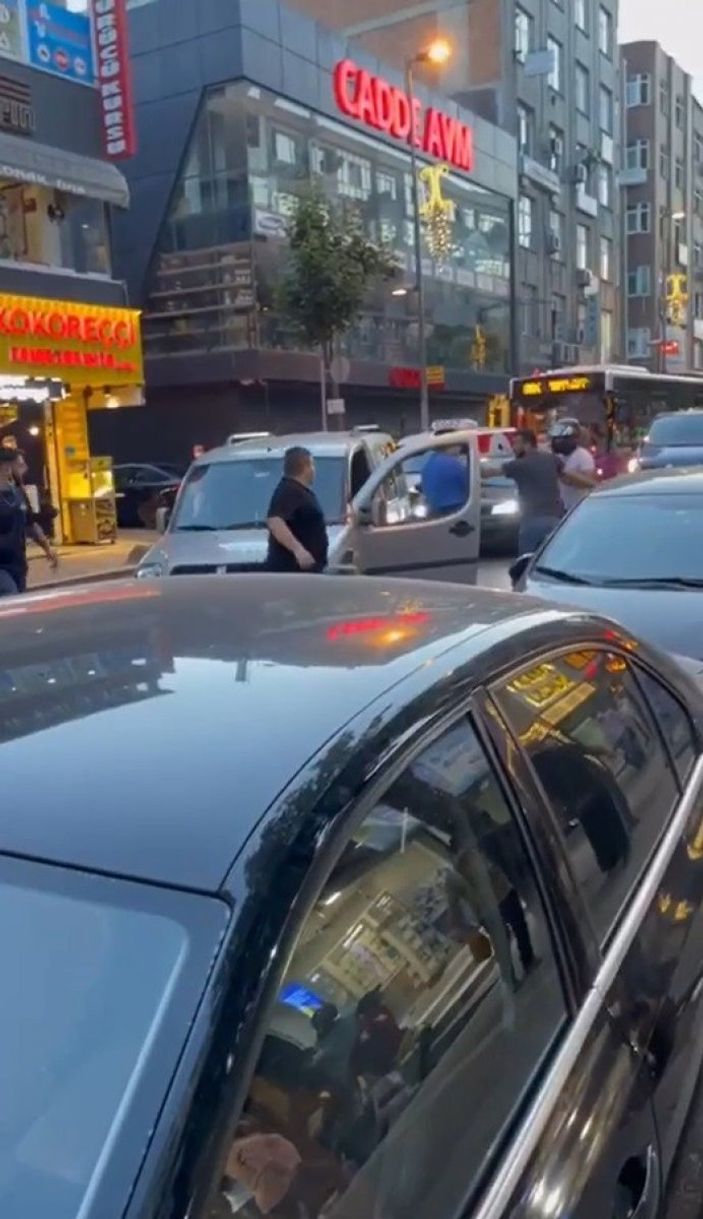 i Küçükçekmece’de yumruklu tekmeli yol verme kavgası
