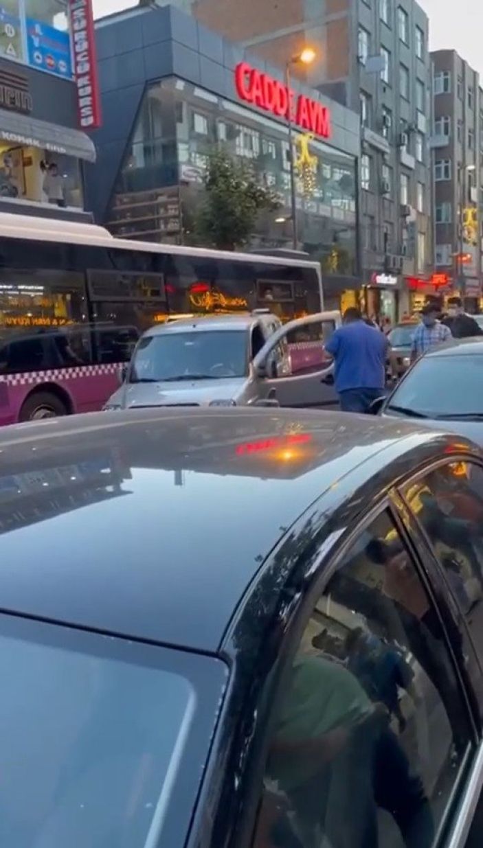 i Küçükçekmece’de yumruklu tekmeli yol verme kavgası