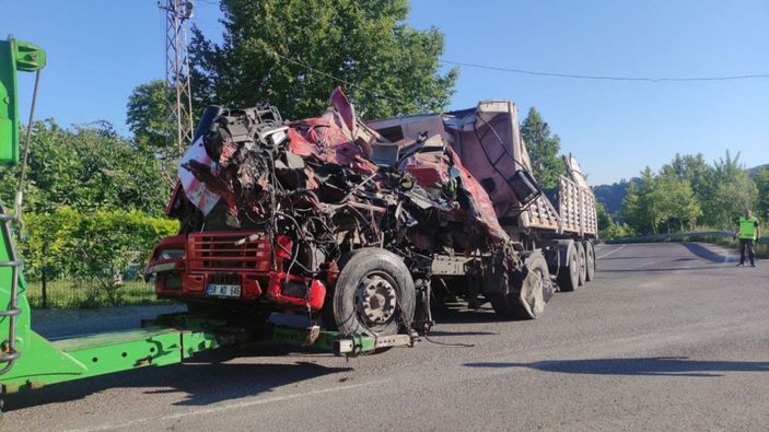 Yalova’da hurda yüklü tır, bariyerlere çarptı