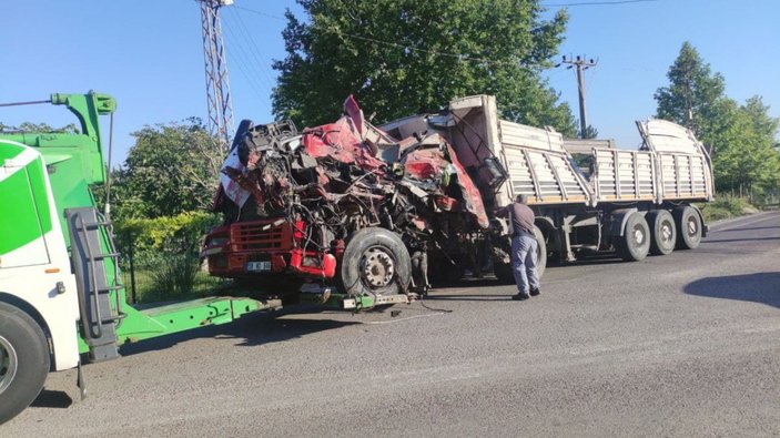 Yalova’da hurda yüklü tır, bariyerlere çarptı