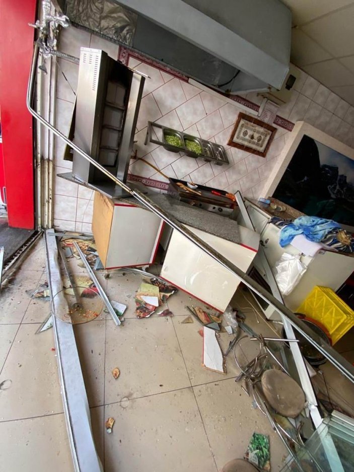 Kayseri’de otomobil lokantaya daldı: 2 çocuk yaralı