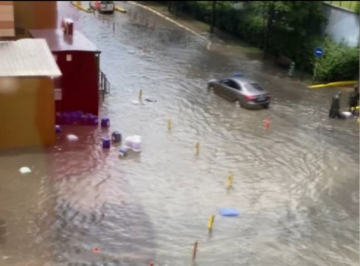 İstanbul'da sağanak yağış sele döndü