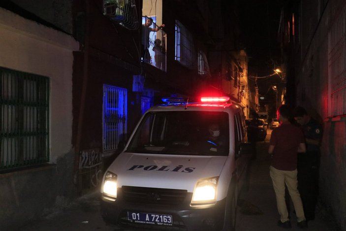 Adana'da bir kişi üvey babasını sırtından ve bacağından bıçakladı