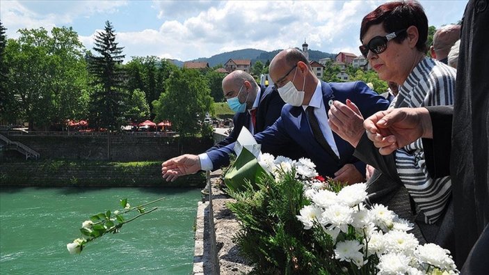 Bosna Savaşında diri diri yakılan 3 bin kurban için nehre gül döküldü